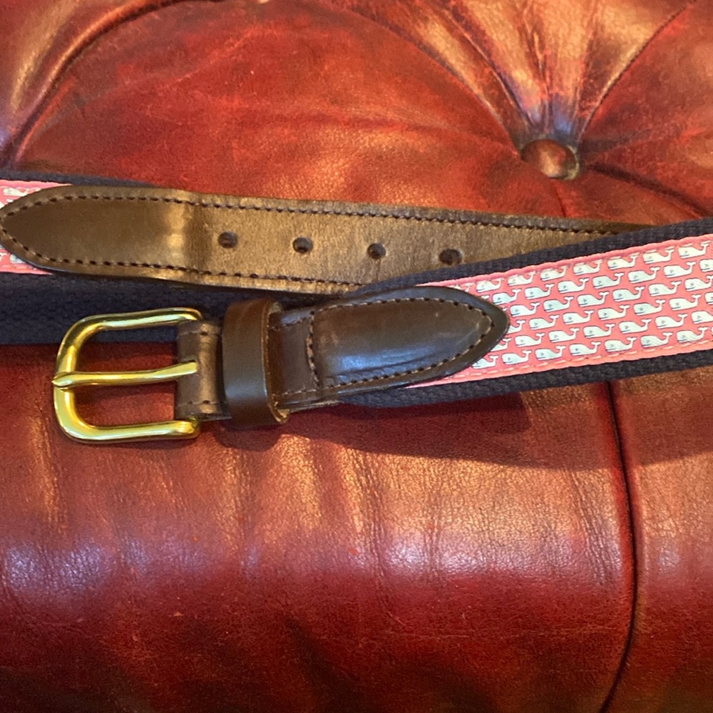 Vineyard Vines Whale Canvas Belt -Size 30
100% Italian leather, brass buckle